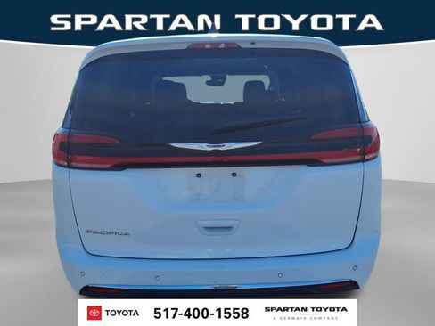 Used 2023 Chrysler Pacifica Touring-L FWD image 7