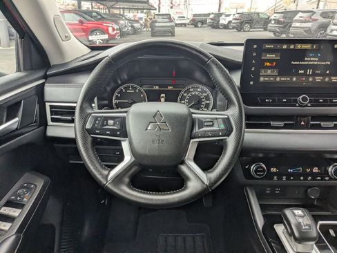 Used 2025 Mitsubishi Outlander SE image 16