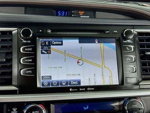 Used 2017 Toyota Highlander XLE AWD/4WD image 24