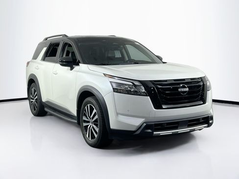 Used 2023 Nissan Pathfinder Platinum AWD/4WD image 3