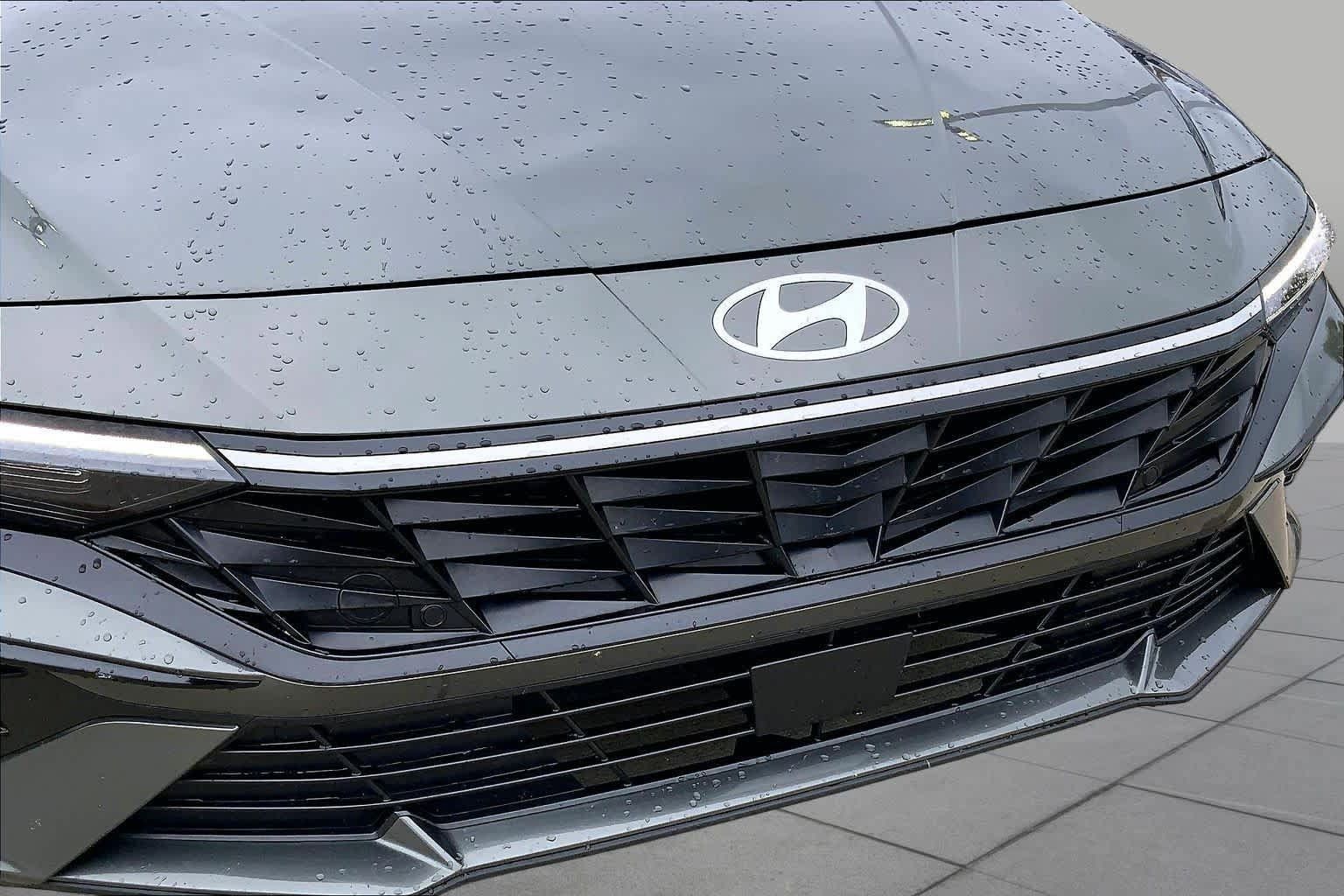 Used 2025 Hyundai Elantra Limited FWD image 32