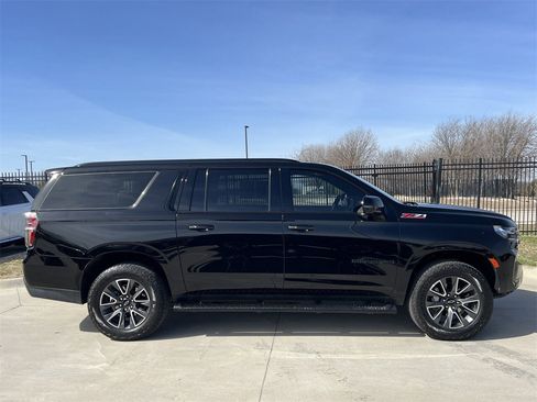 Used 2024 Chevrolet Suburban Z71 w/ Luxury Package image 3