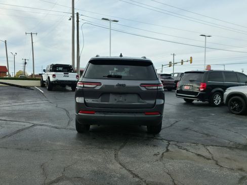 Used 2022 Jeep Grand Cherokee L Laredo image 11
