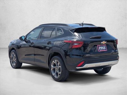 Used 2025 Chevrolet Trax LT w/ LT Convenience Package FWD image 8