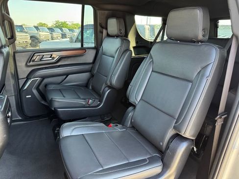 Used 2025 GMC Yukon XL Denali AWD/4WD image 16