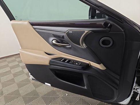 Used 2020 Lexus ES 350 Ultra Luxury w/ Accessory Package image 31