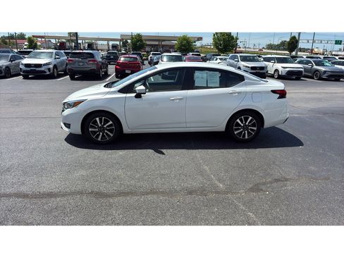 Used 2025 Nissan Versa SV FWD image 3