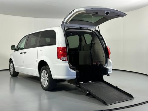 Used 2019 Dodge Grand Caravan SE FWD image 16