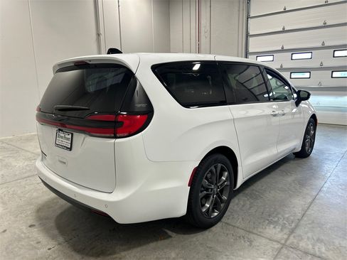 New 2026 Chrysler Pacifica Select image 6
