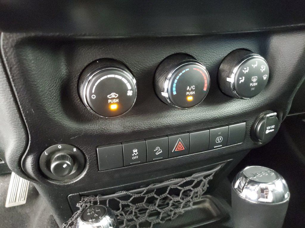 Used 2018 Jeep Wrangler Unlimited Rubicon w/ Connectivity Group AWD/4WD image 20