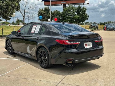 Used 2025 Toyota Camry SE w/ Convenience Package FWD image 5