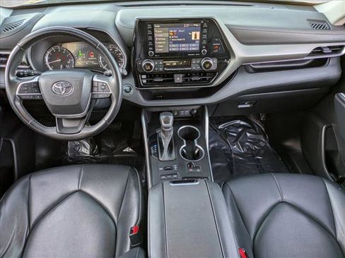Used 2022 Toyota Highlander XLE image 13