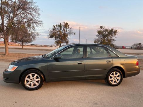 Used 2004 Toyota Avalon XLS image 2
