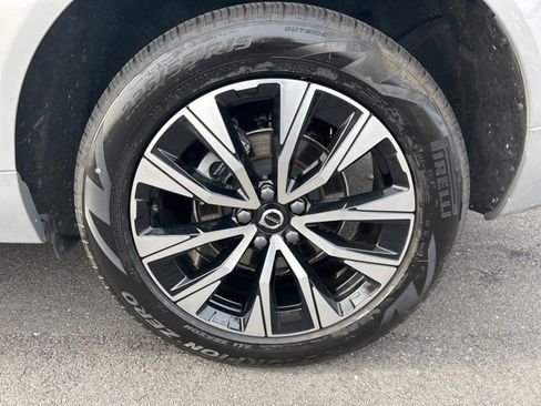 Certified 2025 Volvo XC60 B5 Plus image 9