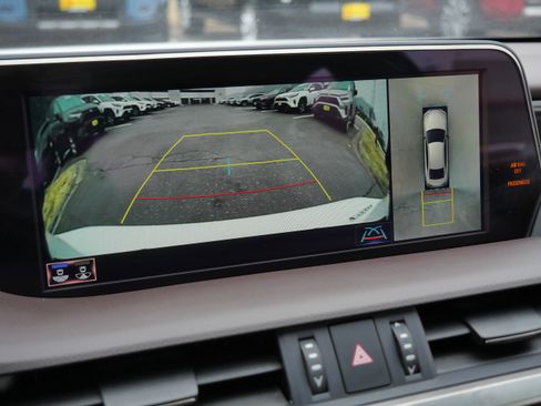 Used 2019 Lexus ES 300h w/ Accessory Package 2 image 33