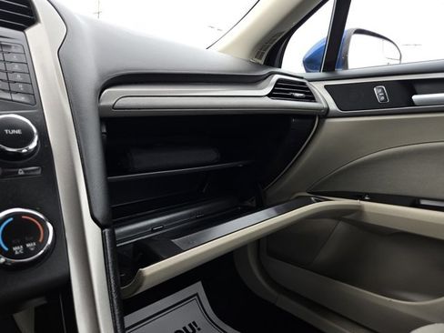 Used 2017 Ford Fusion SE FWD image 14