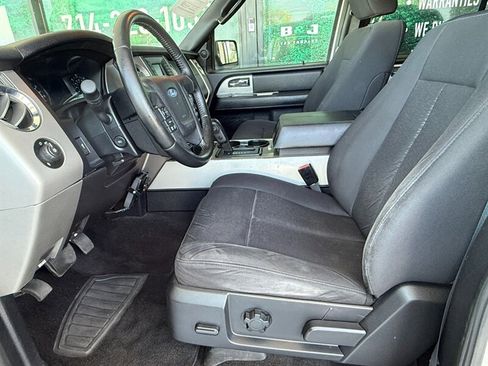 Used 2017 Ford Expedition XLT image 18