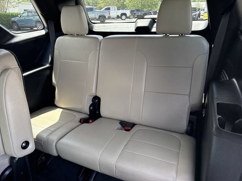 Used 2023 Chevrolet Traverse Premier FWD image 11