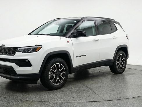 Used 2025 Jeep Compass Trailhawk AWD/4WD image 3