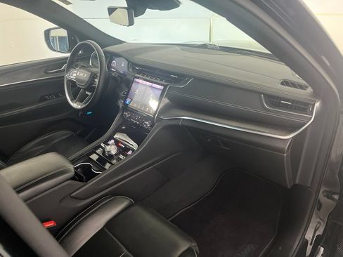 Used 2022 Jeep Grand Cherokee Overland w/ Luxury Tech Group IV AWD/4WD image 22