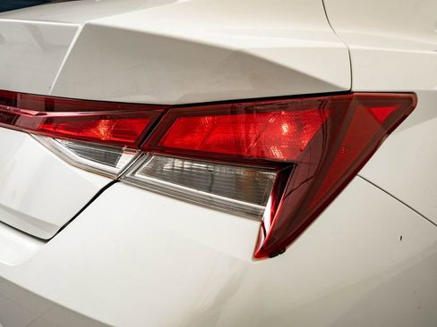 Used 2021 Hyundai Elantra SE FWD image 9