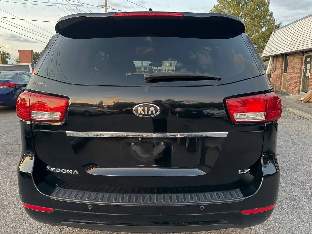 Used 2018 Kia Sedona LX FWD image 11