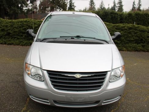 Used 2006 Chrysler Town & Country w/ Popular Equipment Group I image 9