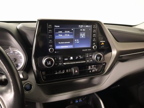Used 2022 Toyota Highlander LE image 5