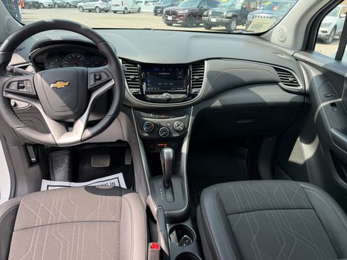 Used 2022 Chevrolet Trax LT w/ LT Convenience Package AWD/4WD image 9