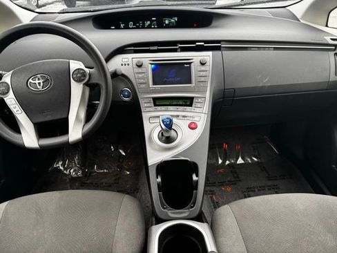 Used 2014 Toyota Prius Three image 2