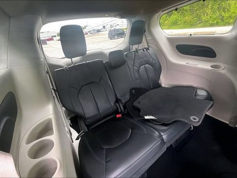 Used 2021 Chrysler Pacifica Touring-L FWD image 27