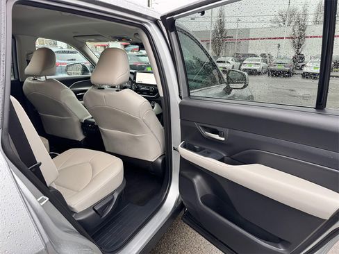 Certified 2025 Toyota Grand Highlander XLE image 13
