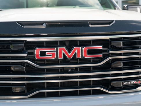 Used 2025 GMC Sierra 1500 AT4 w/ AT4 Premium Package AWD/4WD image 5