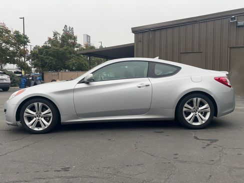 Used 2011 Hyundai Genesis 3.8 image 3