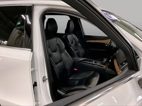 Used 2021 Volvo XC90 T6 Momentum w/ Climate Package AWD/4WD image 9
