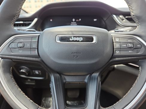 Used 2025 Jeep Grand Cherokee Altitude AWD/4WD image 30