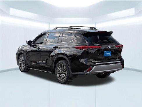 Used 2021 Toyota Highlander Platinum FWD image 3
