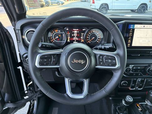 Used 2025 Jeep Wrangler Unlimited Sahara AWD/4WD image 22