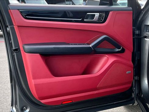 Used 2019 Porsche Cayenne image 24