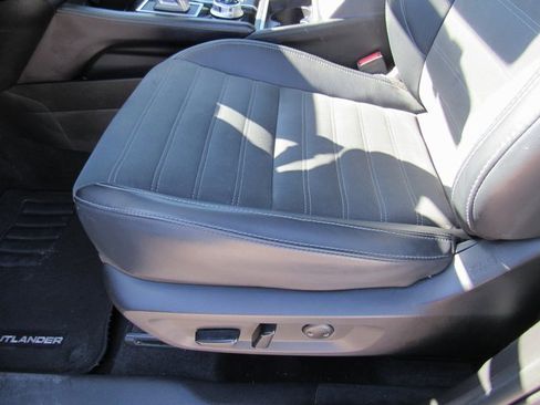 Used 2024 Mitsubishi Outlander SE image 17