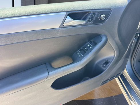 Used 2013 Volkswagen Jetta SE FWD image 22