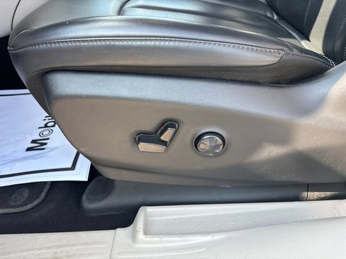 Used 2023 Chrysler Pacifica Touring-L FWD image 22