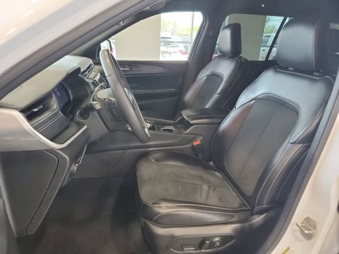 Used 2023 Jeep Grand Cherokee Altitude AWD/4WD image 14