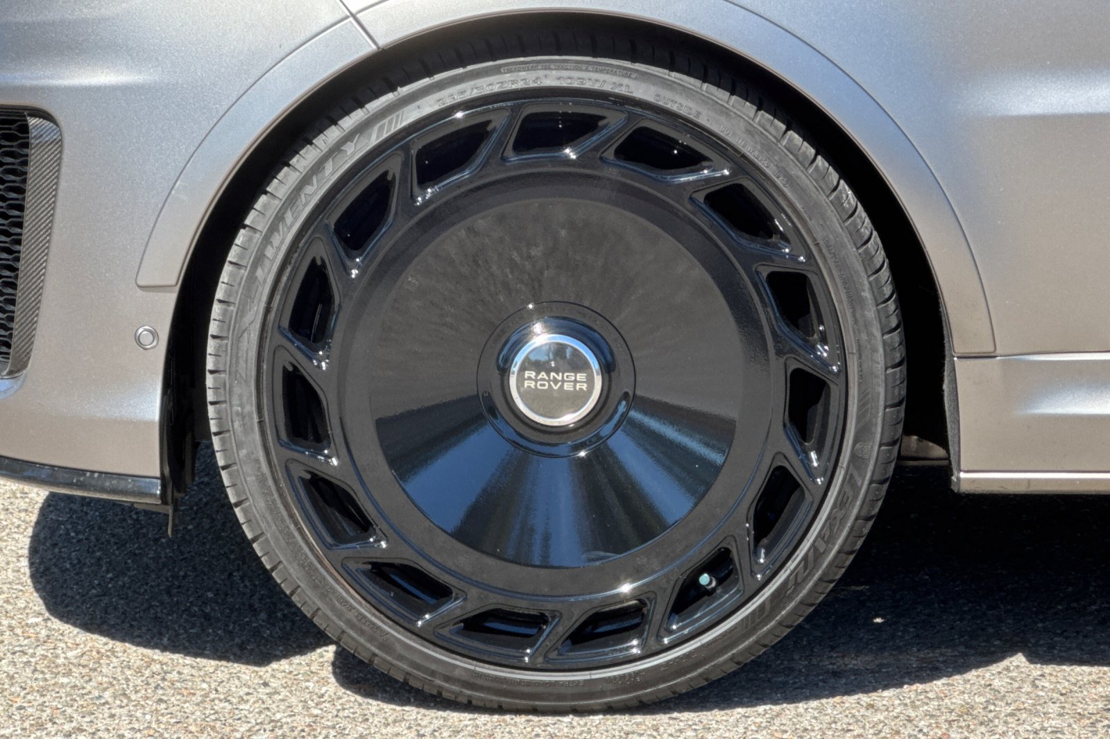 Used 2021 Land Rover Range Rover Sport SVR Carbon Edition AWD/4WD image 27