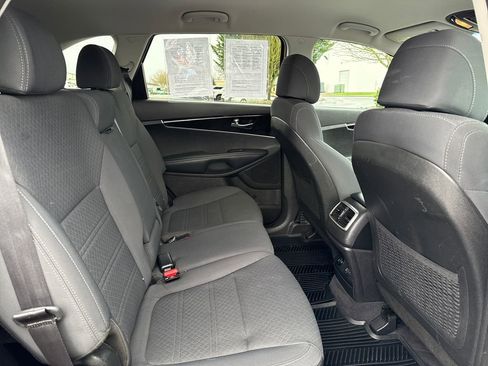 Used 2017 Kia Sorento LX w/ LX Convenience Package image 18