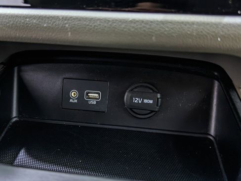 Used 2019 Kia Sedona LX image 28