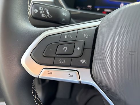 Used 2022 Volkswagen Tiguan SE image 22