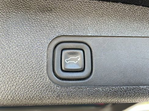 Used 2013 Cadillac Escalade Luxury image 12