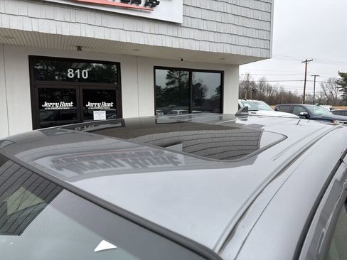 Used 2024 Nissan Frontier SL w/ Technology Package image 12