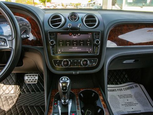 Used 2018 Bentley Bentayga AWD/4WD image 16